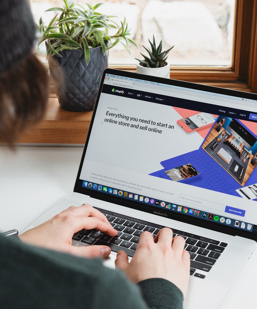 Freelancer organizando o próprio negócio: caderno, celular e notebook sobre a mesa de trabalho.